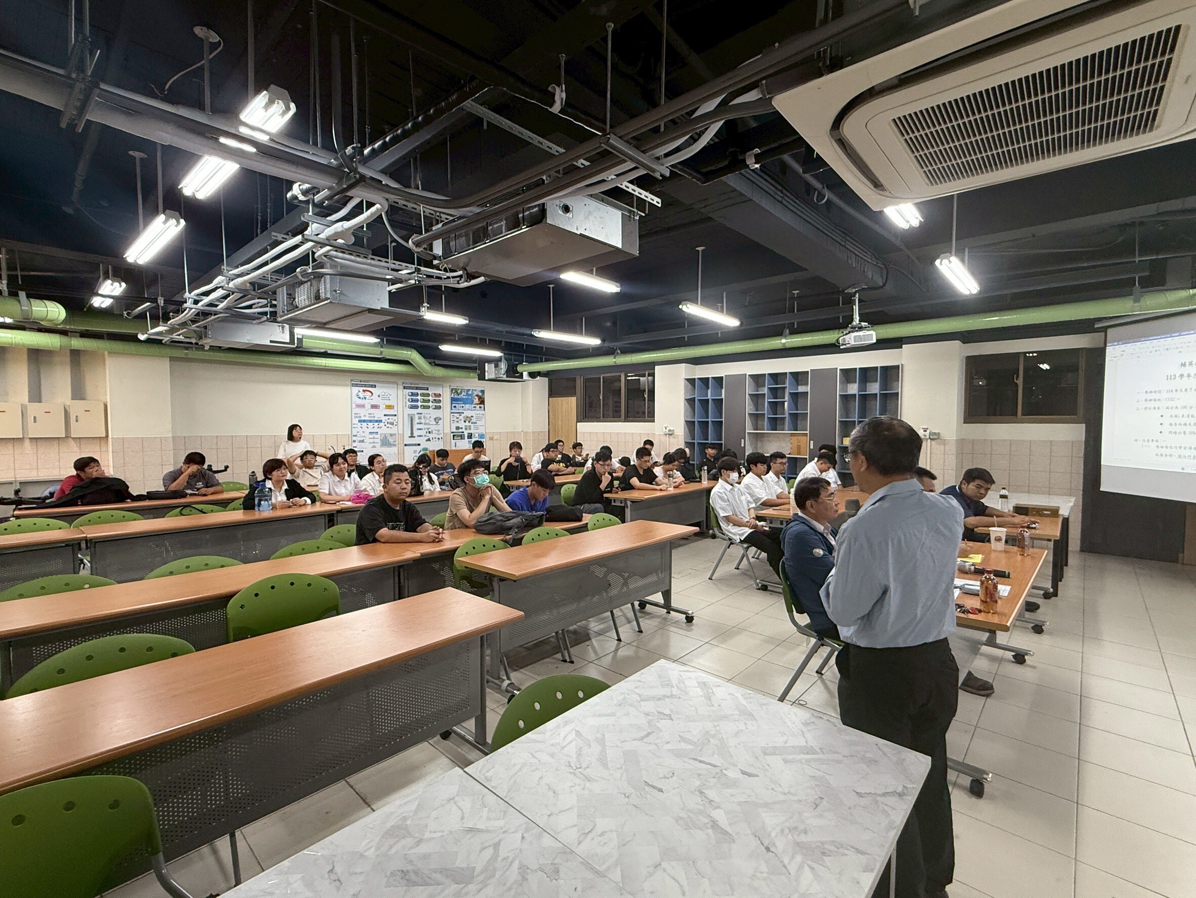 112學年度日間部專題製作成果發表會1
