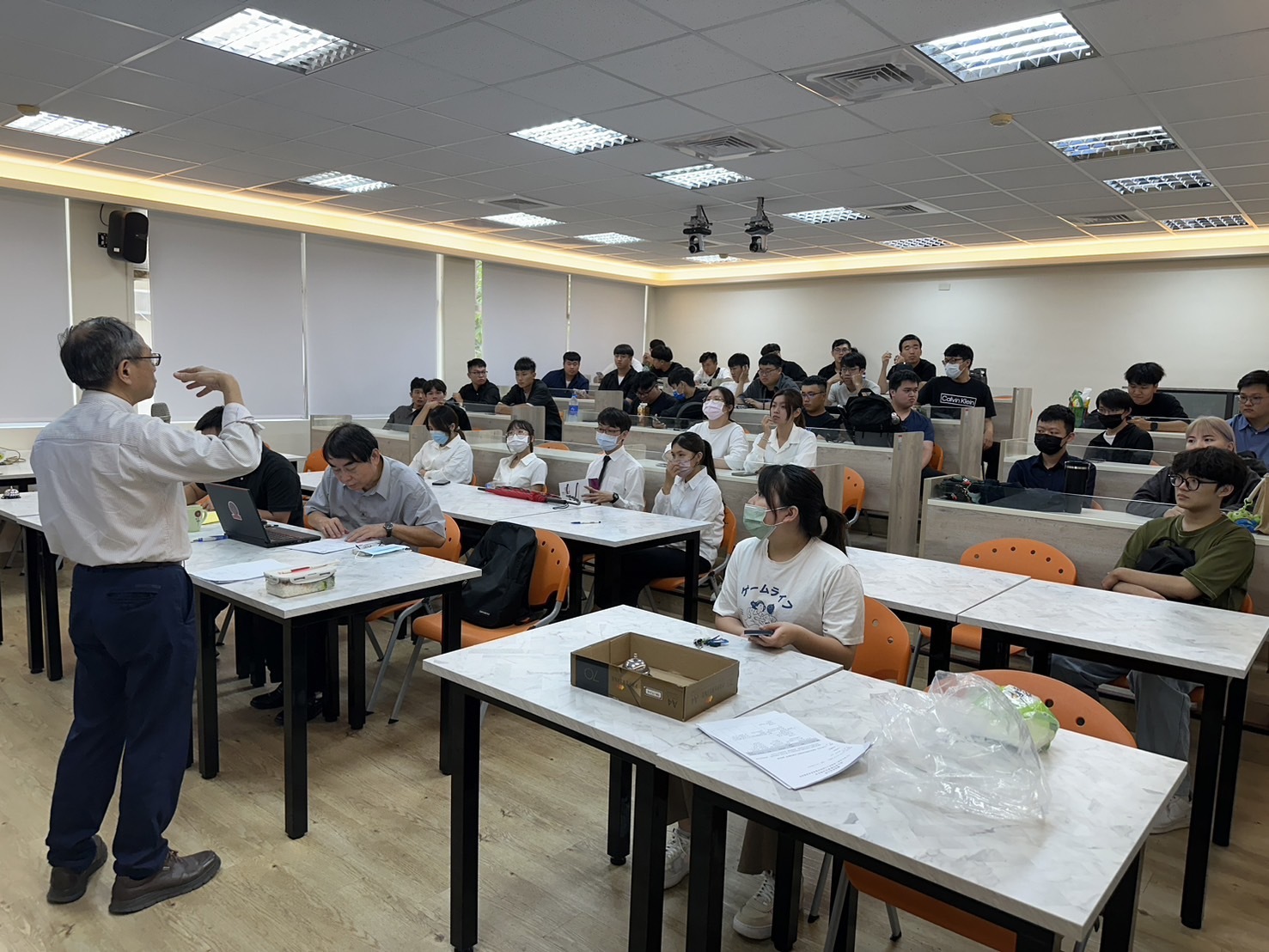 112學年度日間部專題製作成果發表會1